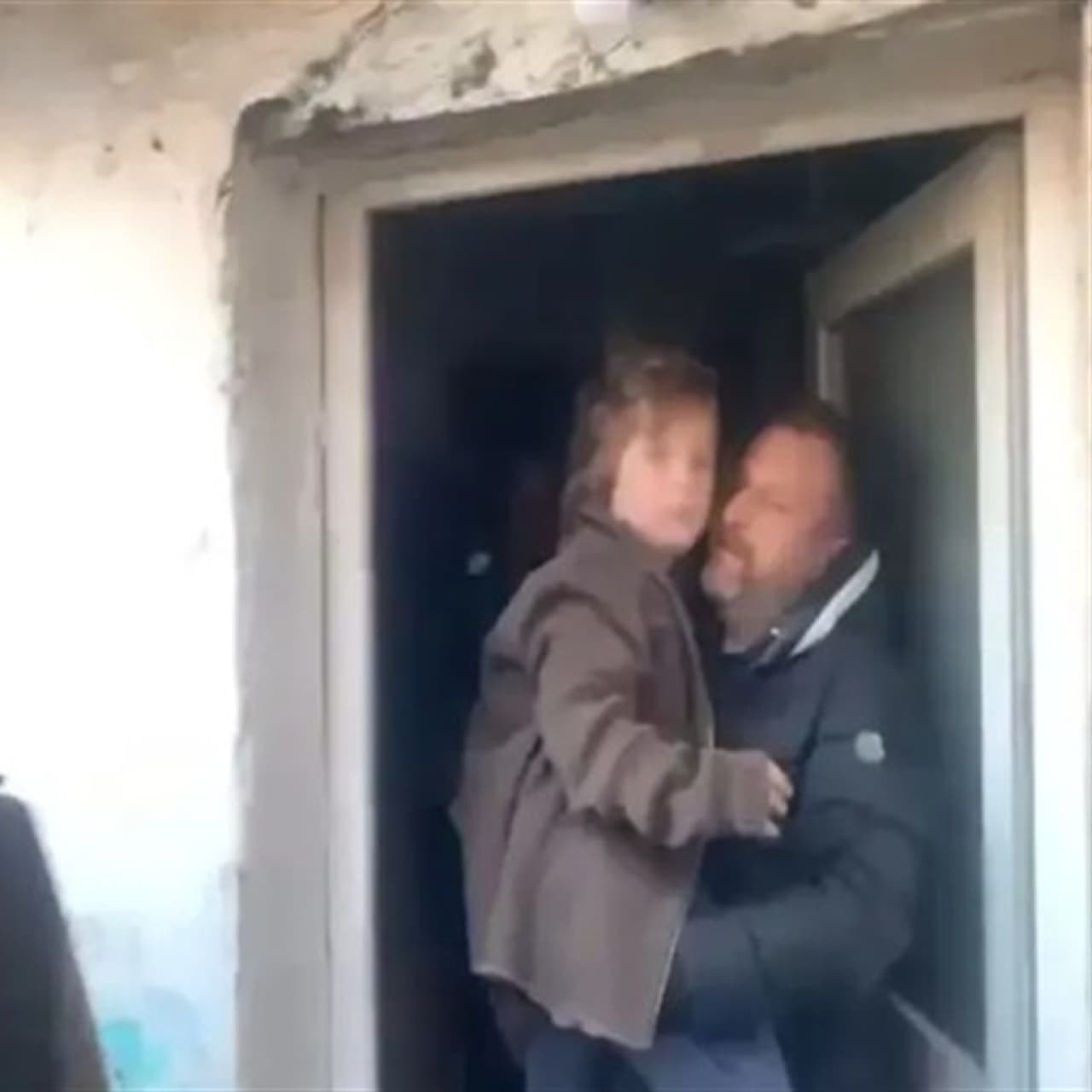 Harabe evden kurtarılan küçük Nazar'ın fotoğrafları ortaya çıktı 3904348