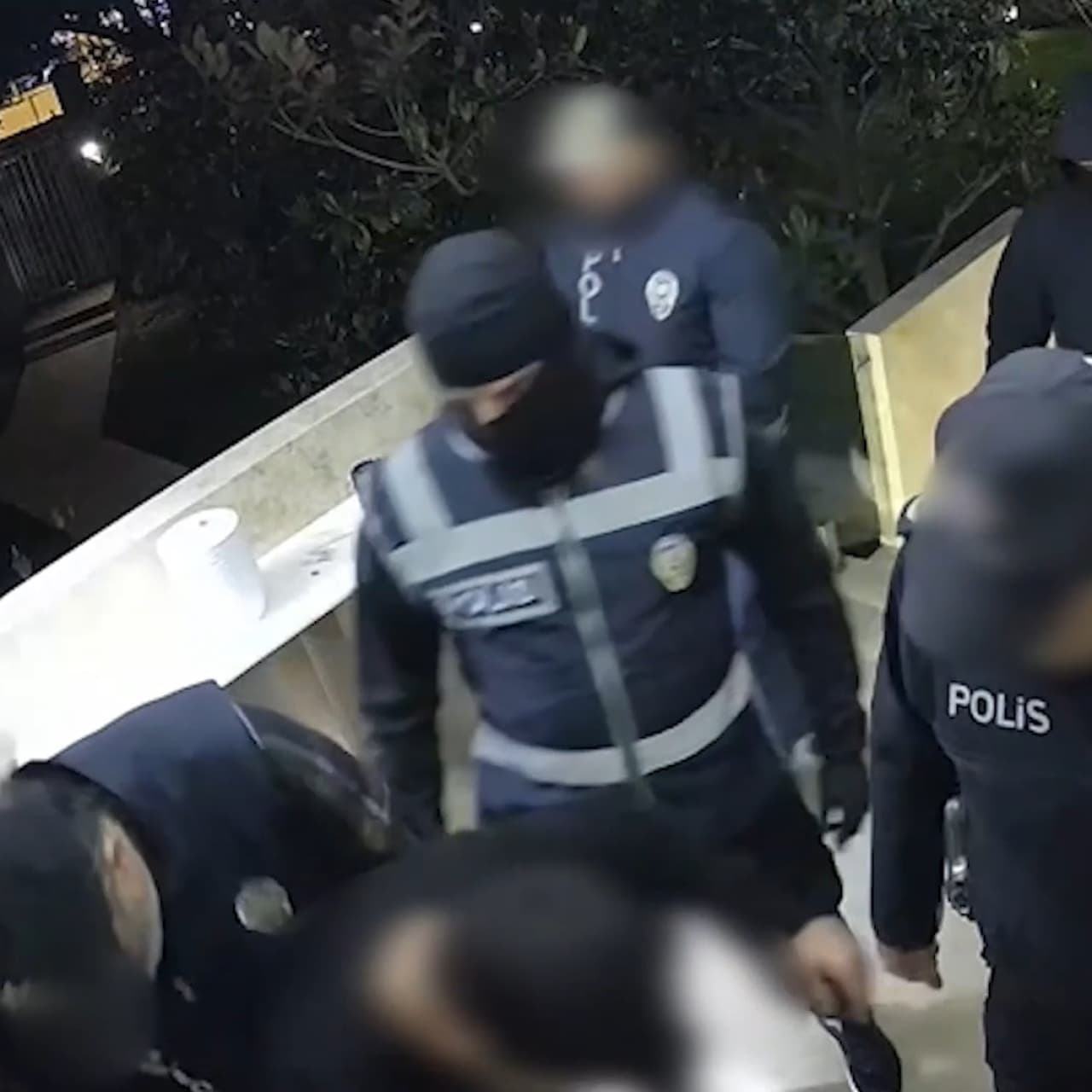 Villaya sahte polis baskını kamerada!