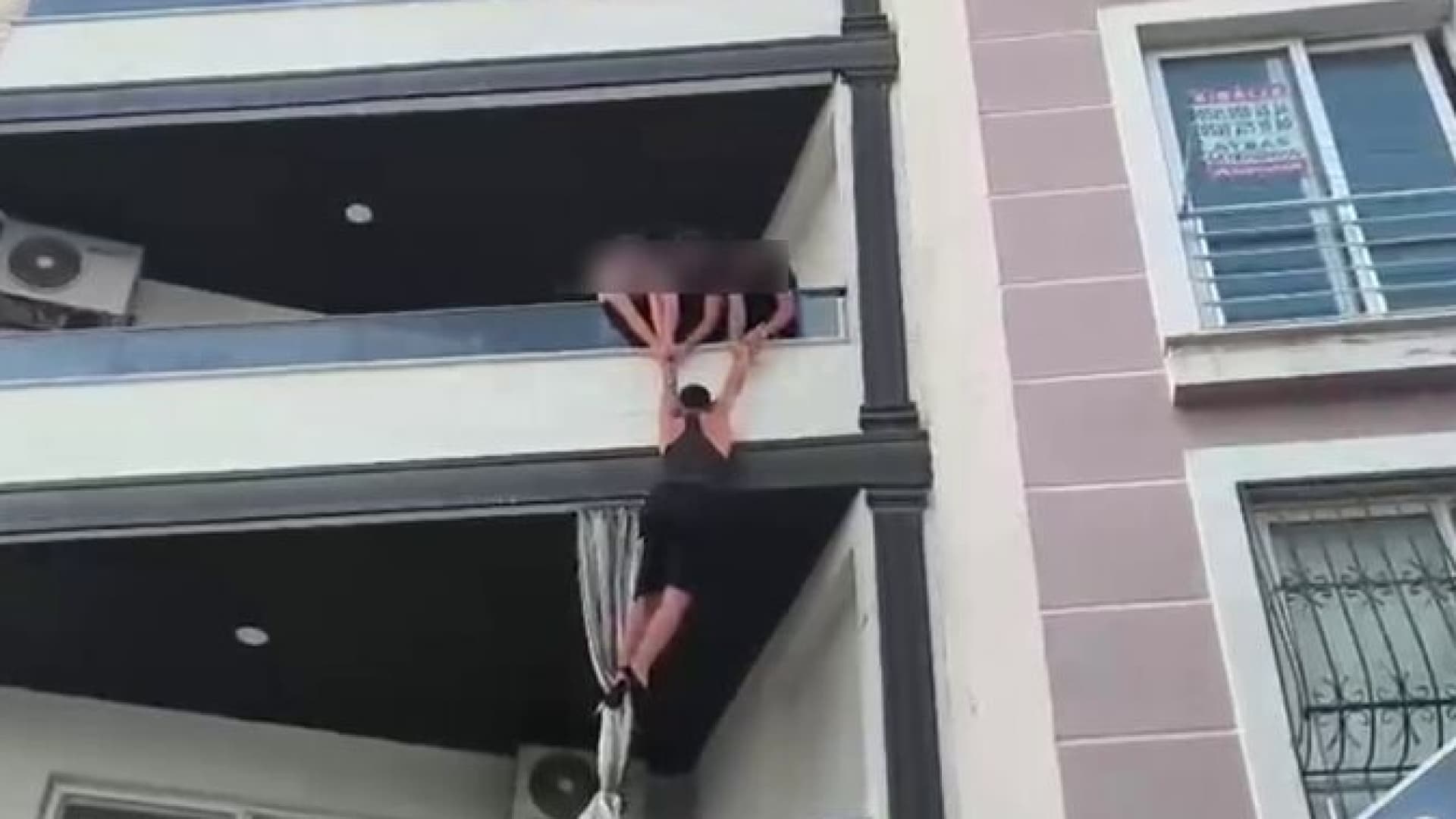 Uyuşturucu taciri balkondan kaçacaktı... Polis ellerinden yakaladı!