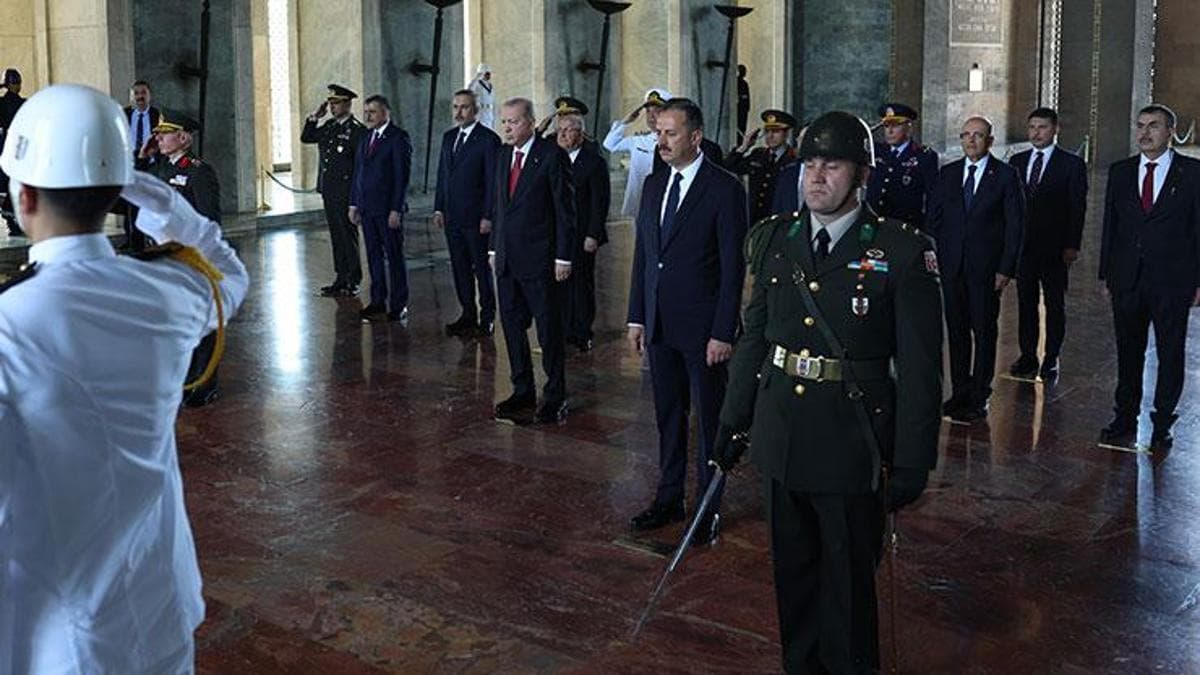 SON DAKİKA... Cumhurbaşkanı Erdoğan, YAŞ üyeleriyle Anıtkabir'i ziyaret etti!