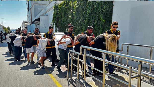 Adana'daki sokak cinayetinde 13 tutuklama: Reyhan kıskançlık nedeniyle öldürülmüş