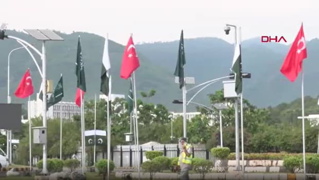 İslamabad'da sokaklar Türkiye ve Suudi Arabistan bayraklarıyla süslendi