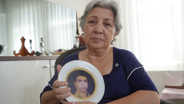 Depremden sağ çıktı, sevk edilirken kayboldu: Acılı anne 18 mezar açtırarak oğlunun cenazesine ulaştı