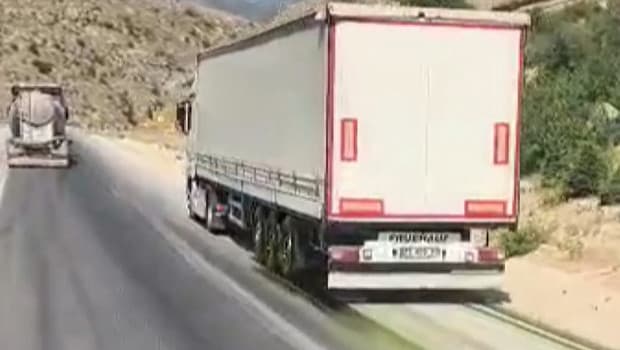 Afyonkarahisar’da ilginç anlar kamerada: TIR'dan yola dökülen boya arkadan gelen araçları mora boyadı