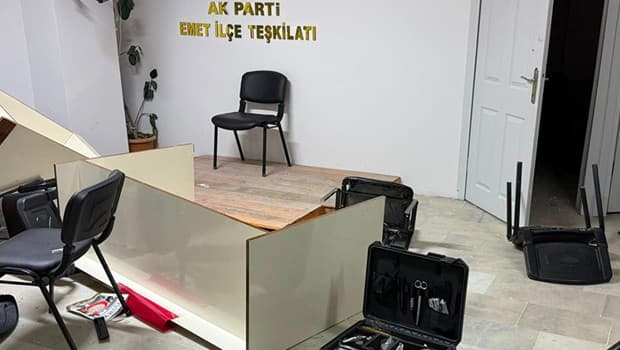 Kütahya'da AK Parti ilçe binasına saldırı: Şüpheli yakalandı... Ev hapsi verildi