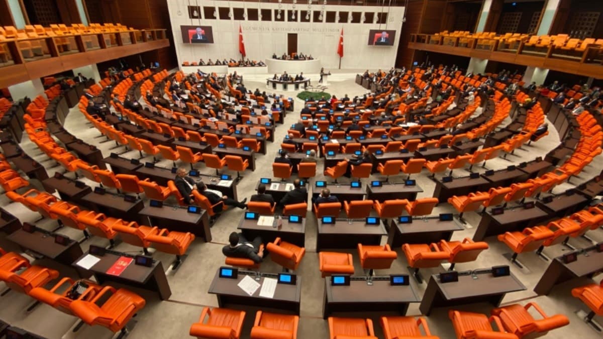 AKP referandumsuz anayasayı test etti