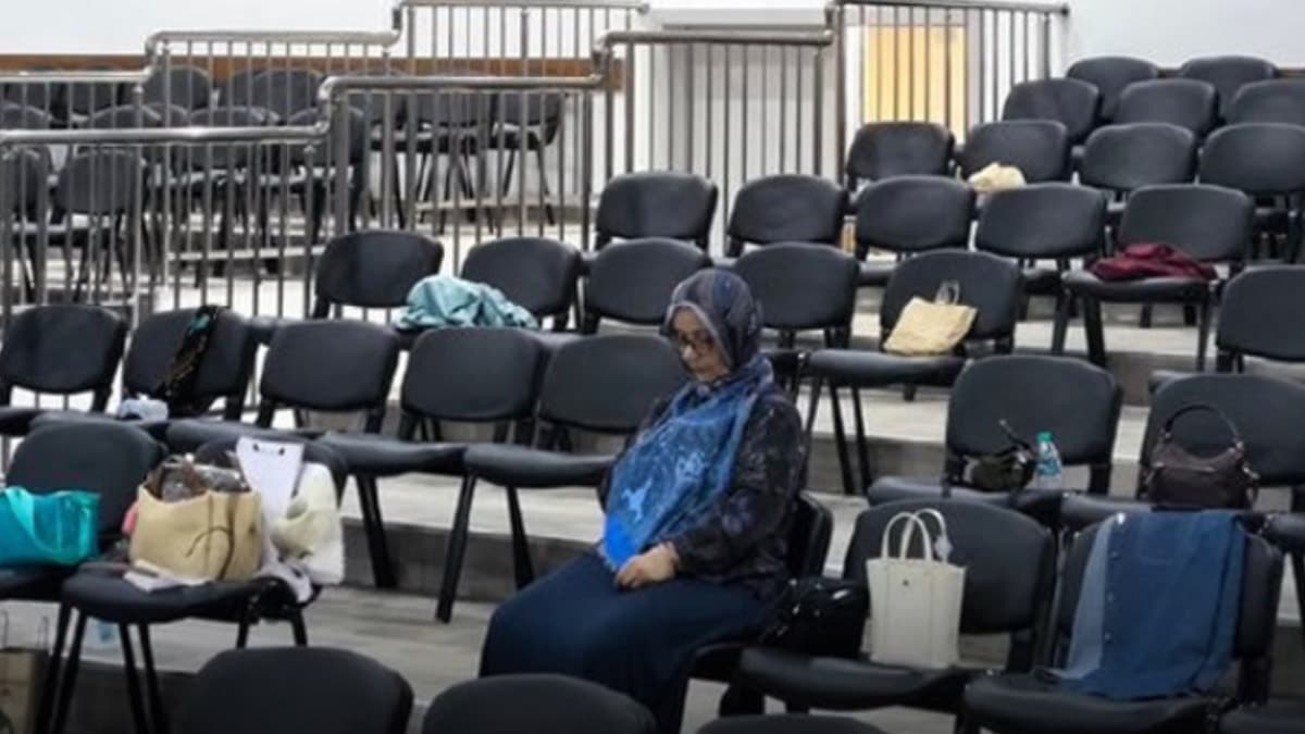 Milyarlık salonda tek başına bir anne