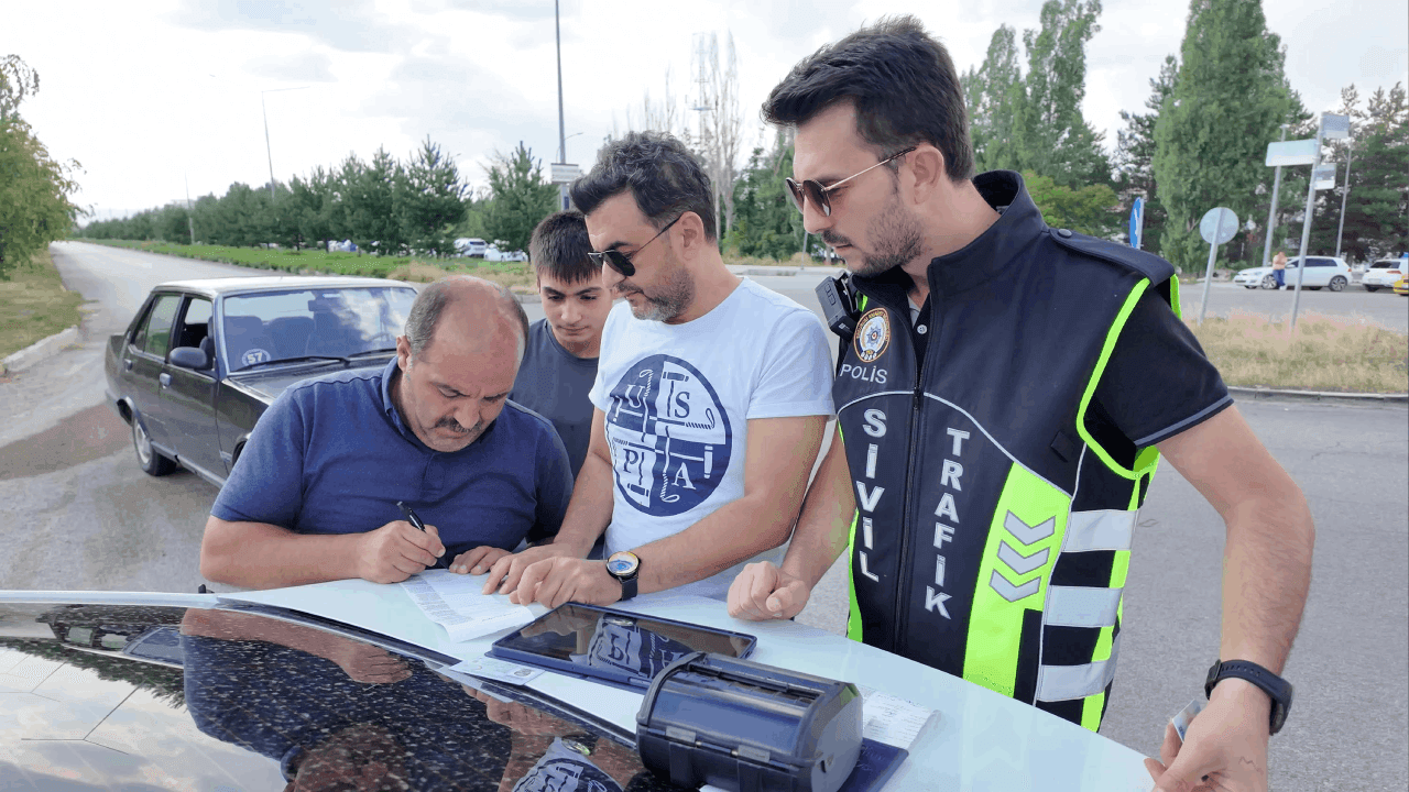 Korsan taksiciyi yakalattı, kendisi de cezadan kaçamadı