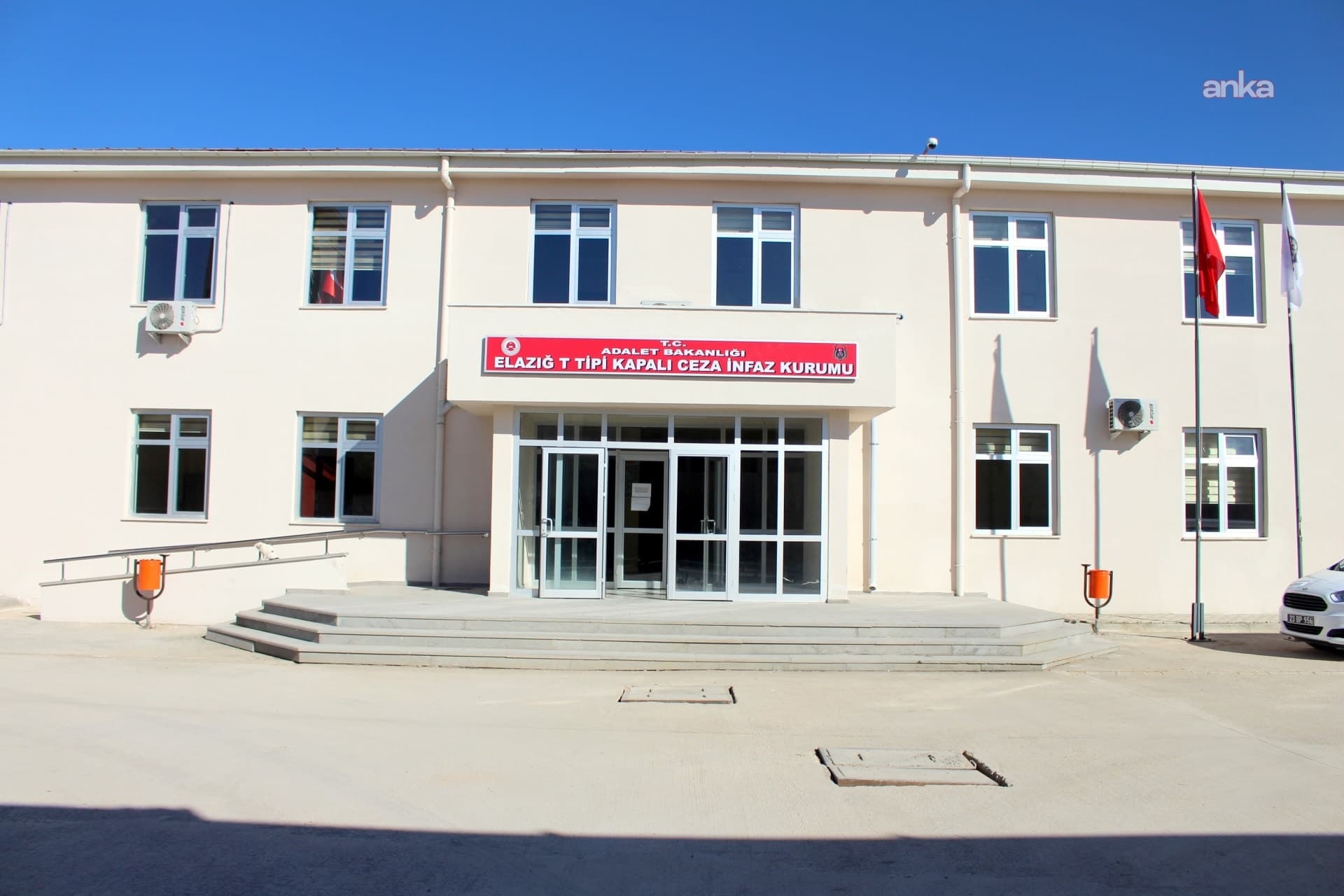 Elazığ T Tipi Cezaevi'nde yangın: 19 mahkum hastaneye kaldırıldı